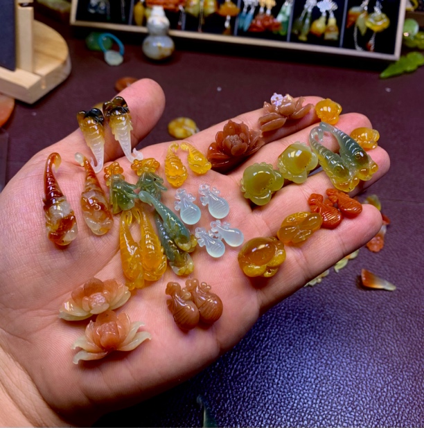 立体小锦鲤年年有鱼玉石项坠配饰