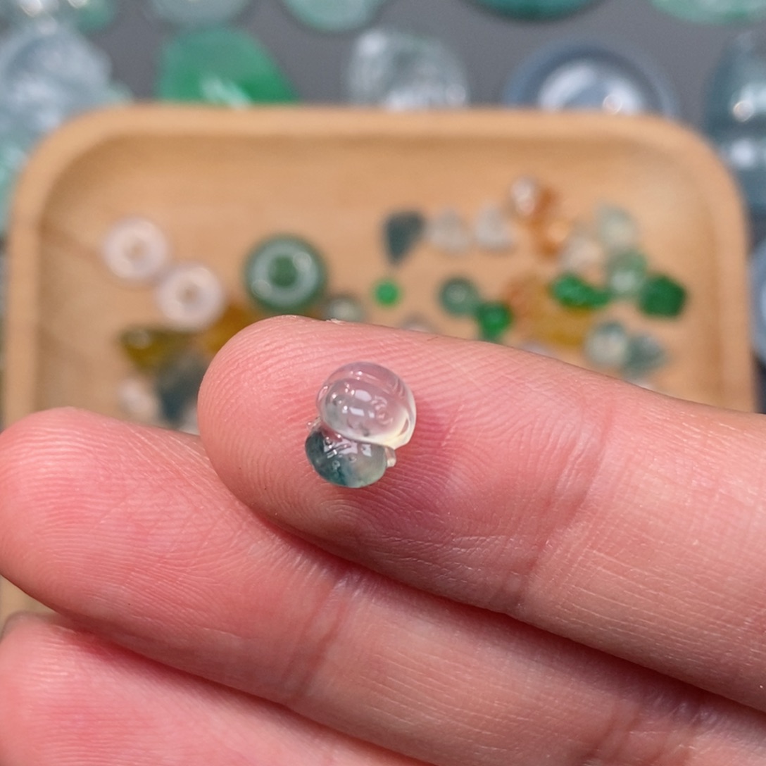 翡翠颈饰未镶嵌波妞