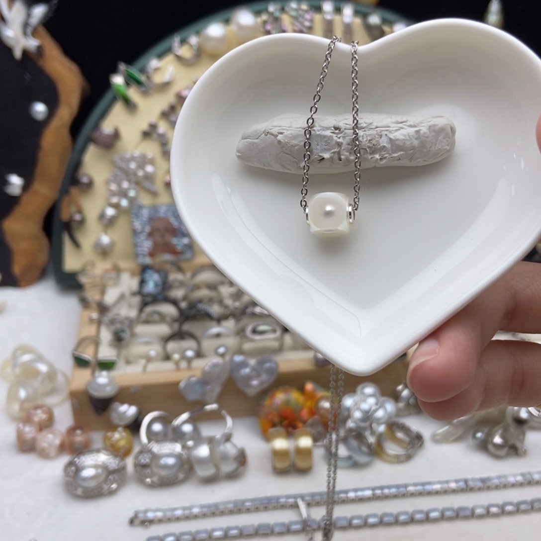 钛钢淡水珍珠画框骰子吊坠