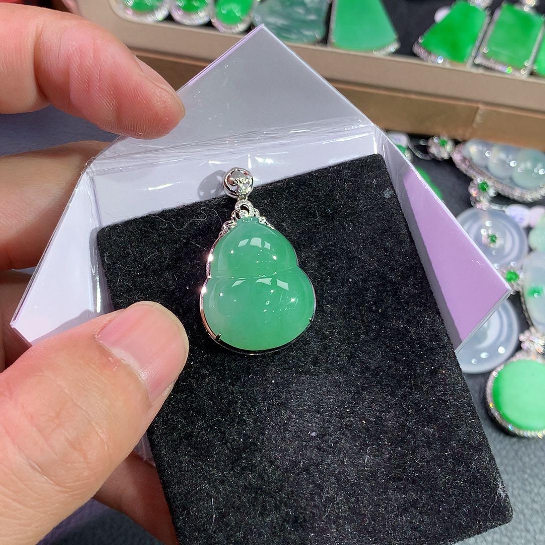 翡翠吊坠(赠链)18K金镶嵌