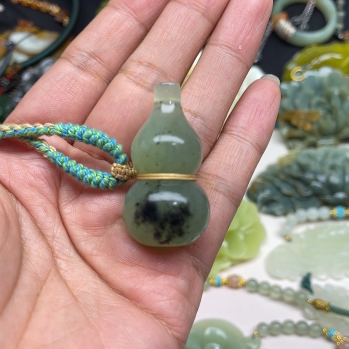 蛇纹石玉未镶嵌颈饰