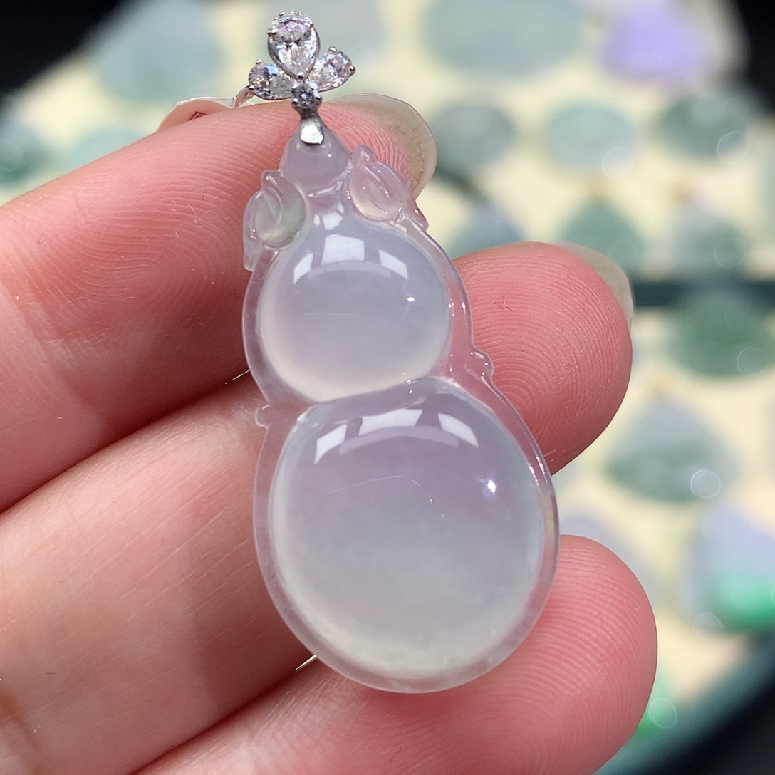 翡翠18K金镶嵌颈饰葫芦