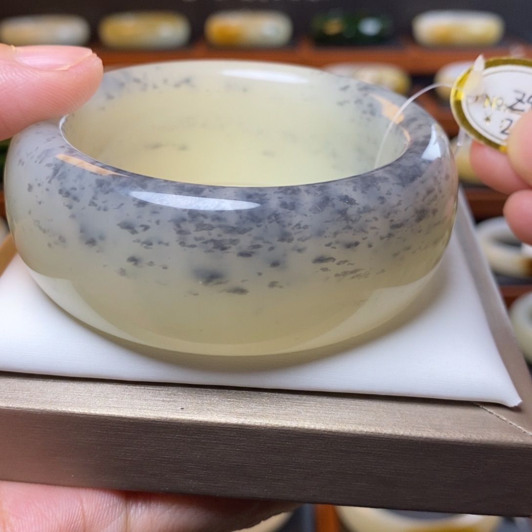 和田玉（墨玉）未镶嵌手镯