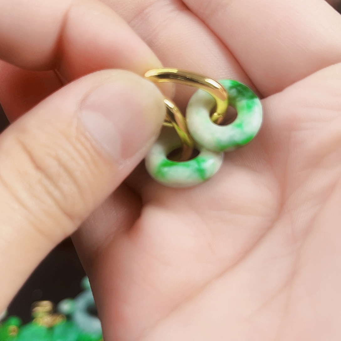 翡翠颈饰未镶嵌耳饰