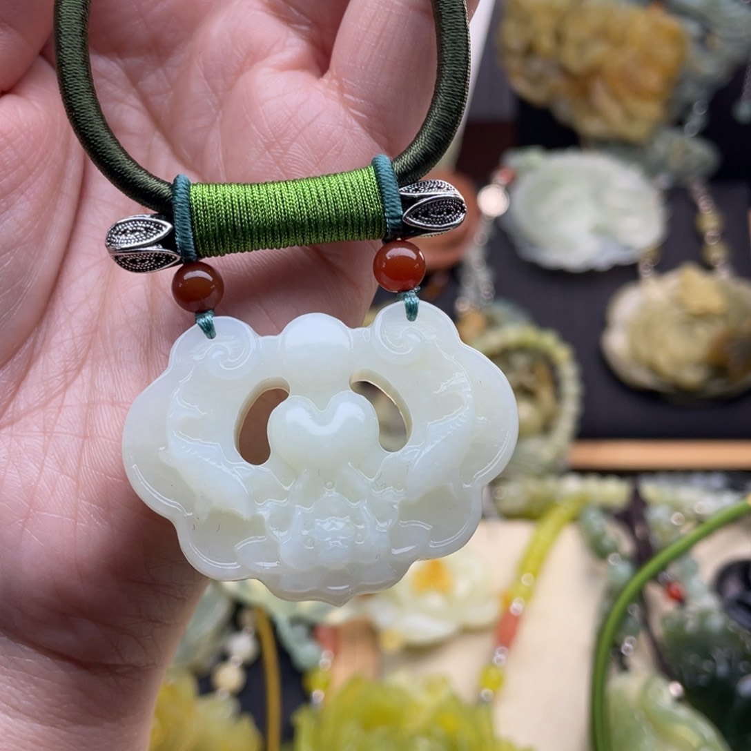 蛇纹石玉颈饰未镶嵌
