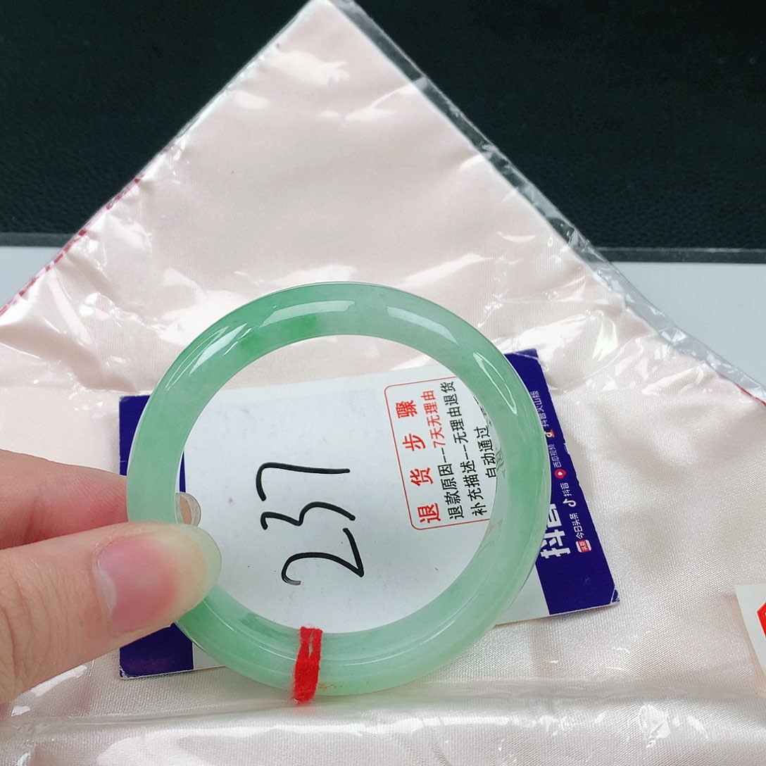 翡翠手镯未镶嵌翡翠