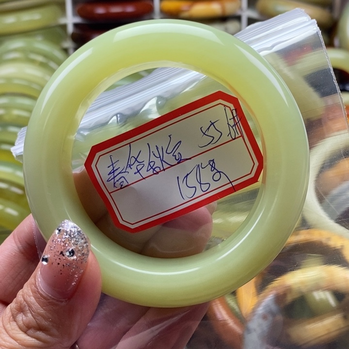 蛇纹石玉未镶嵌颈饰?***实