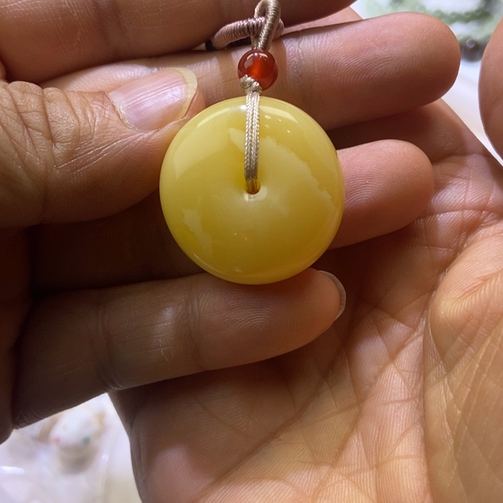 琥珀未镶嵌颈饰平安扣