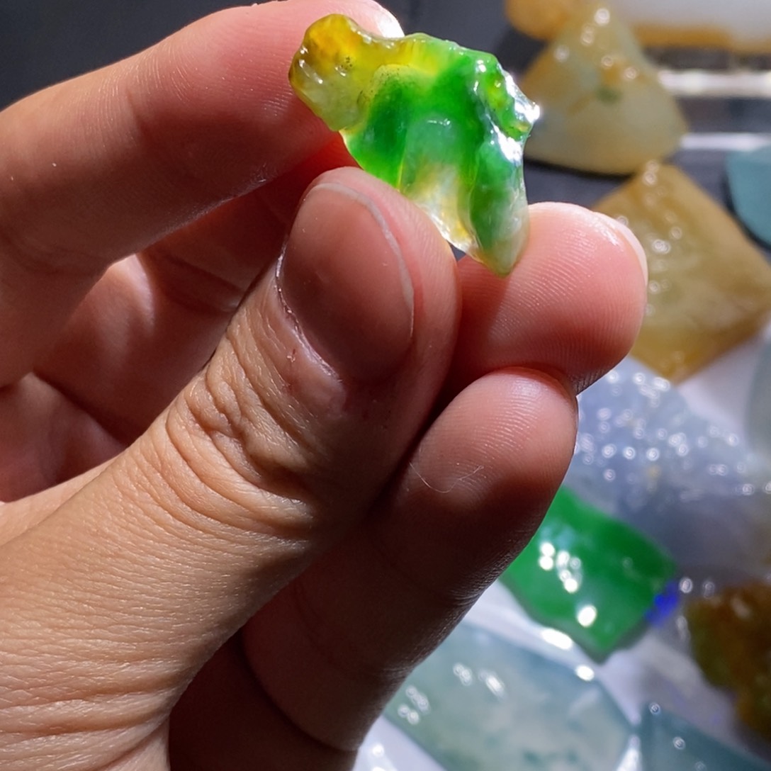 定制翡翠未镶嵌黄加绿冰种双彩特色