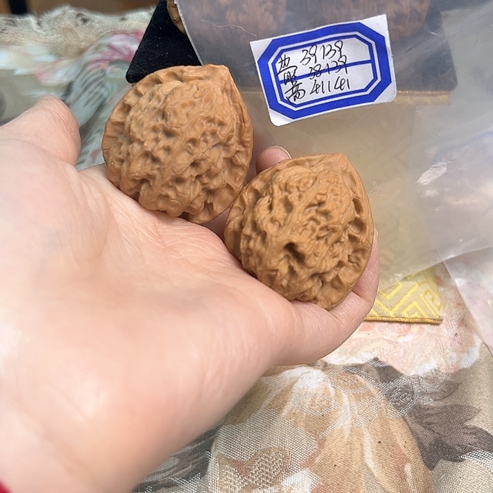 文玩核桃把件梨木台