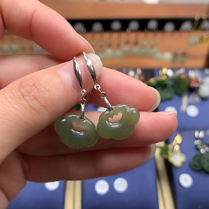 和田玉银S925镶嵌耳环如意锁晴水色