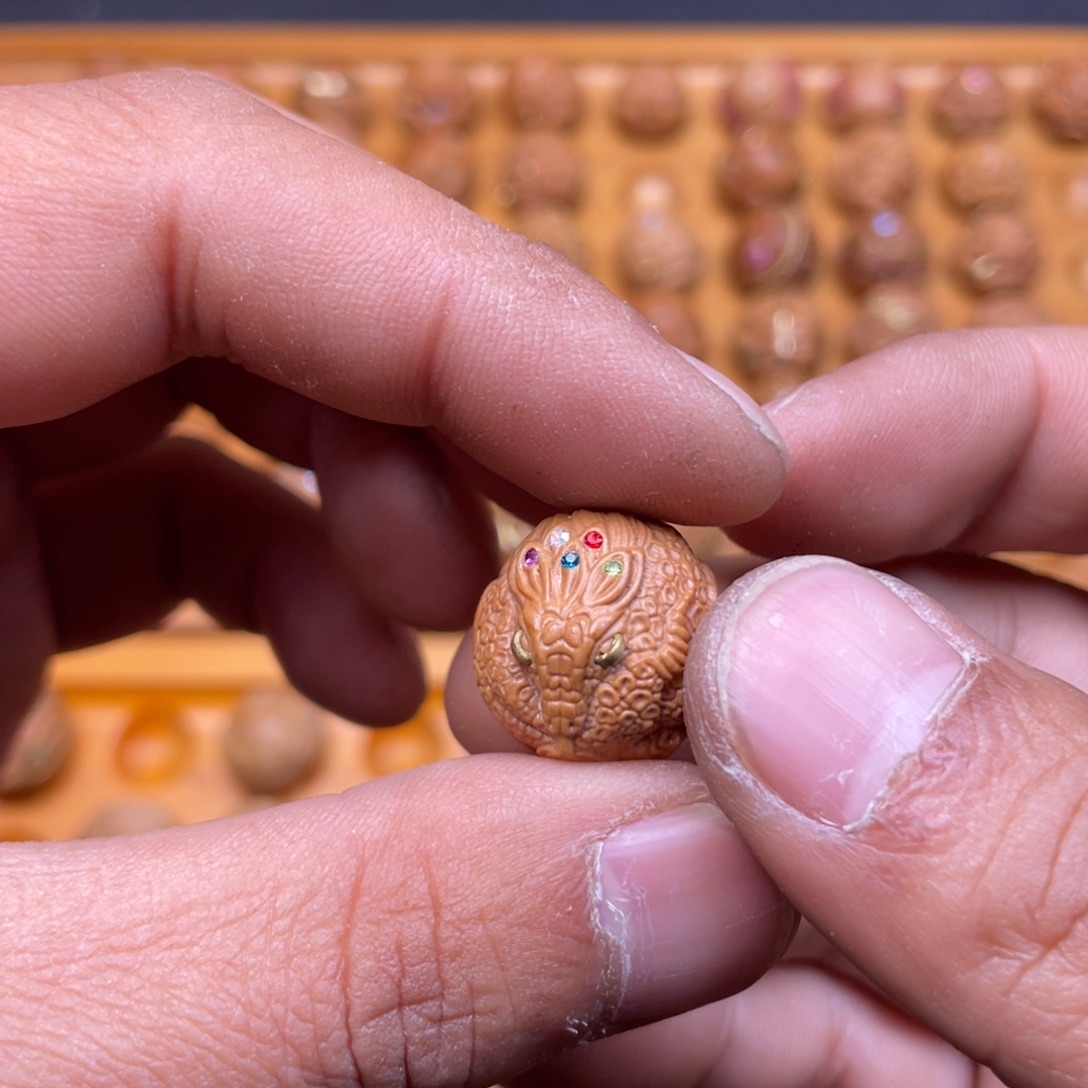 里***尔吊坠猴头核桃猴头核桃镶嵌蛇女