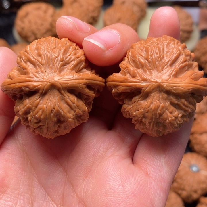 文玩核桃把件野生红皮正磨38