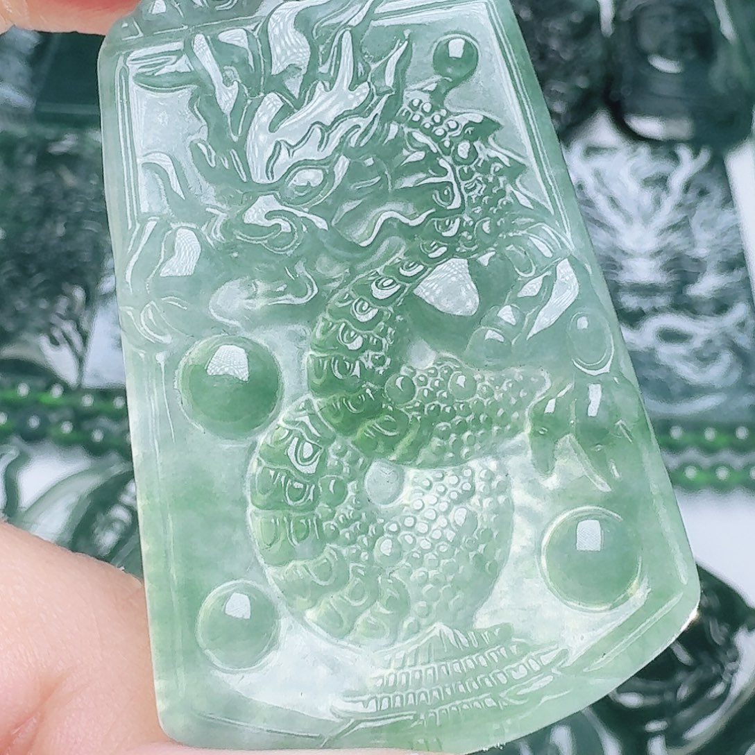 翡翠未镶嵌颈饰多样性发其一