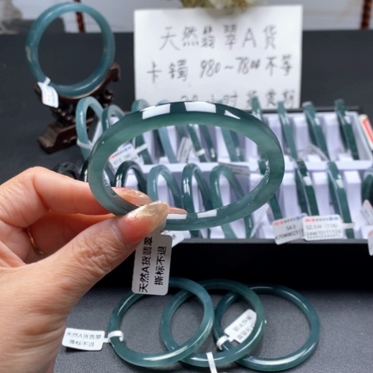 翡翠手镯未镶嵌呀****啊