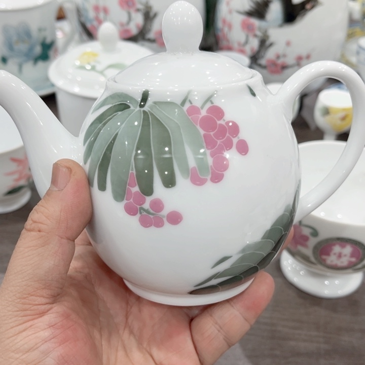 壶釉下五彩的瓷器和瓷器