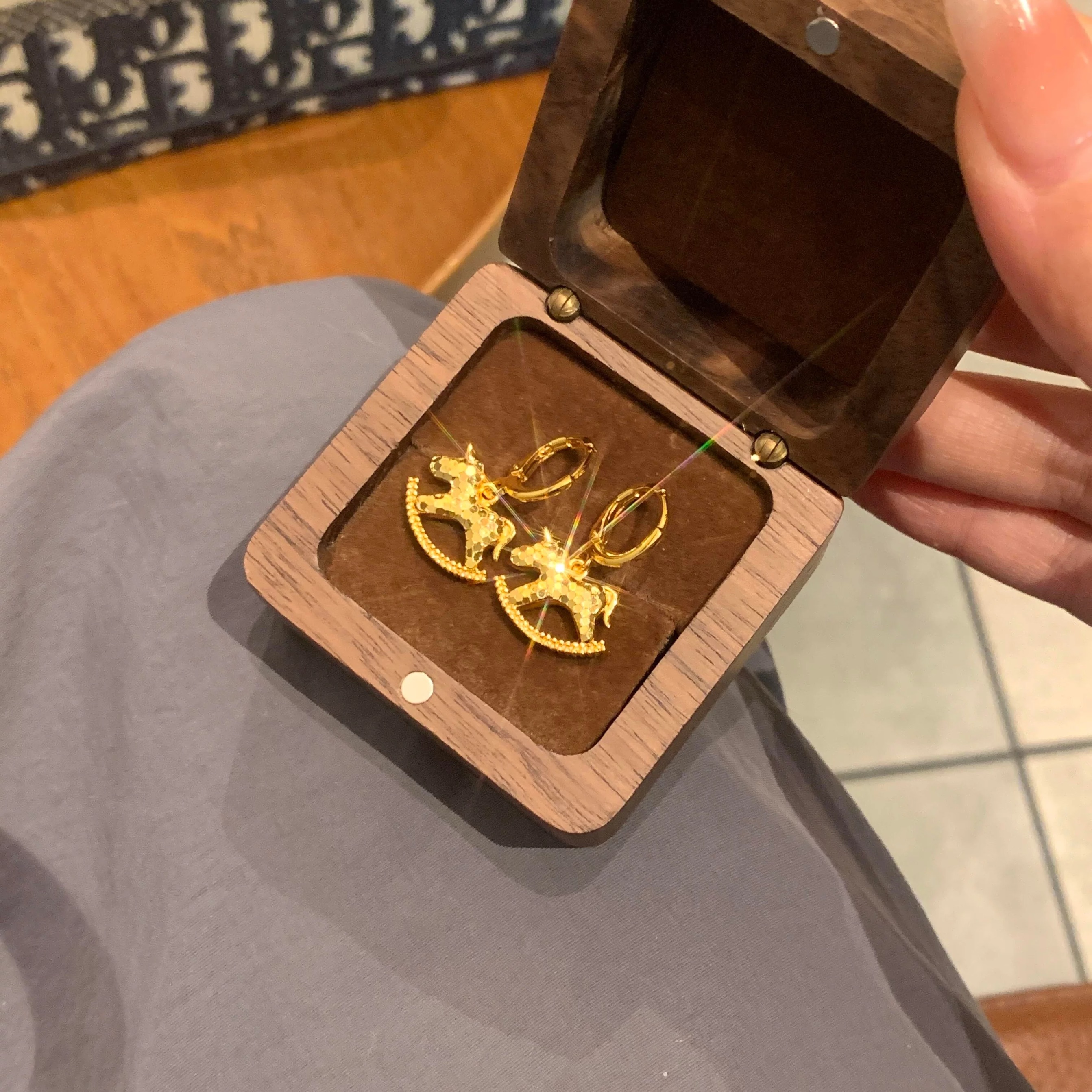 铜合金耳饰 爆闪龙鳞碎碎冰摇摇木马耳环小马高级感耳扣