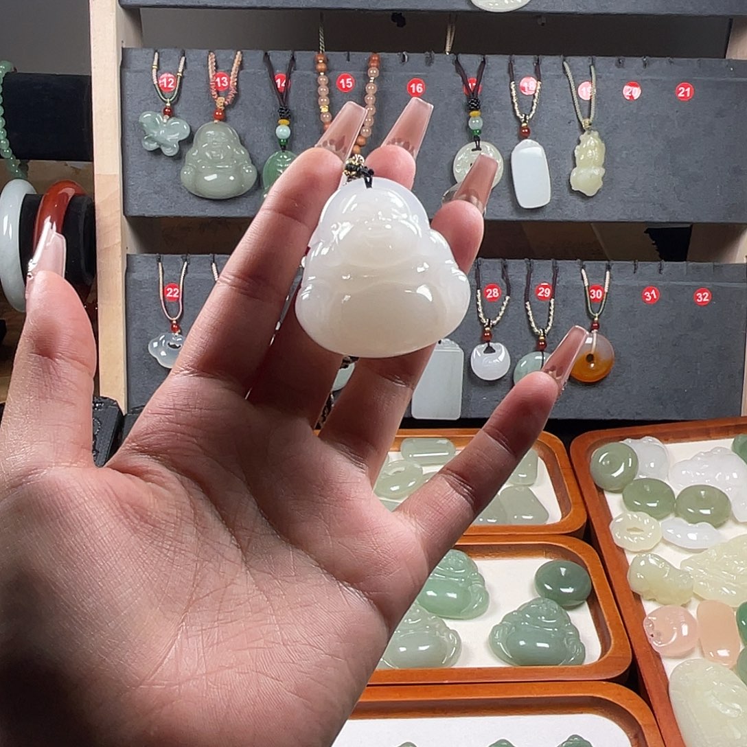 石英质玉未镶嵌颈饰