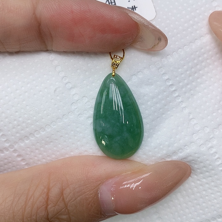 颈饰18K金镶嵌翡翠
