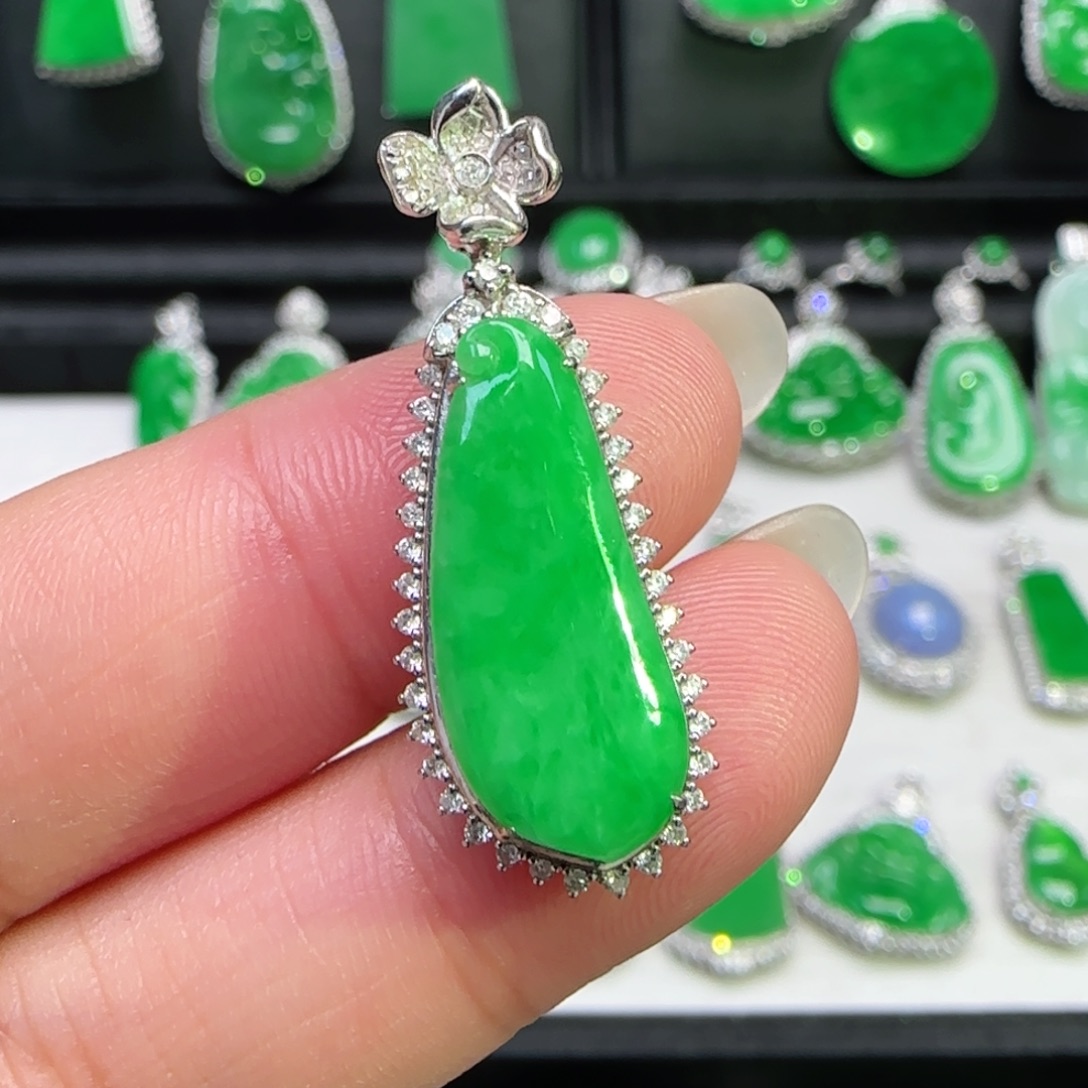 翡翠18K金镶嵌颈饰吊坠