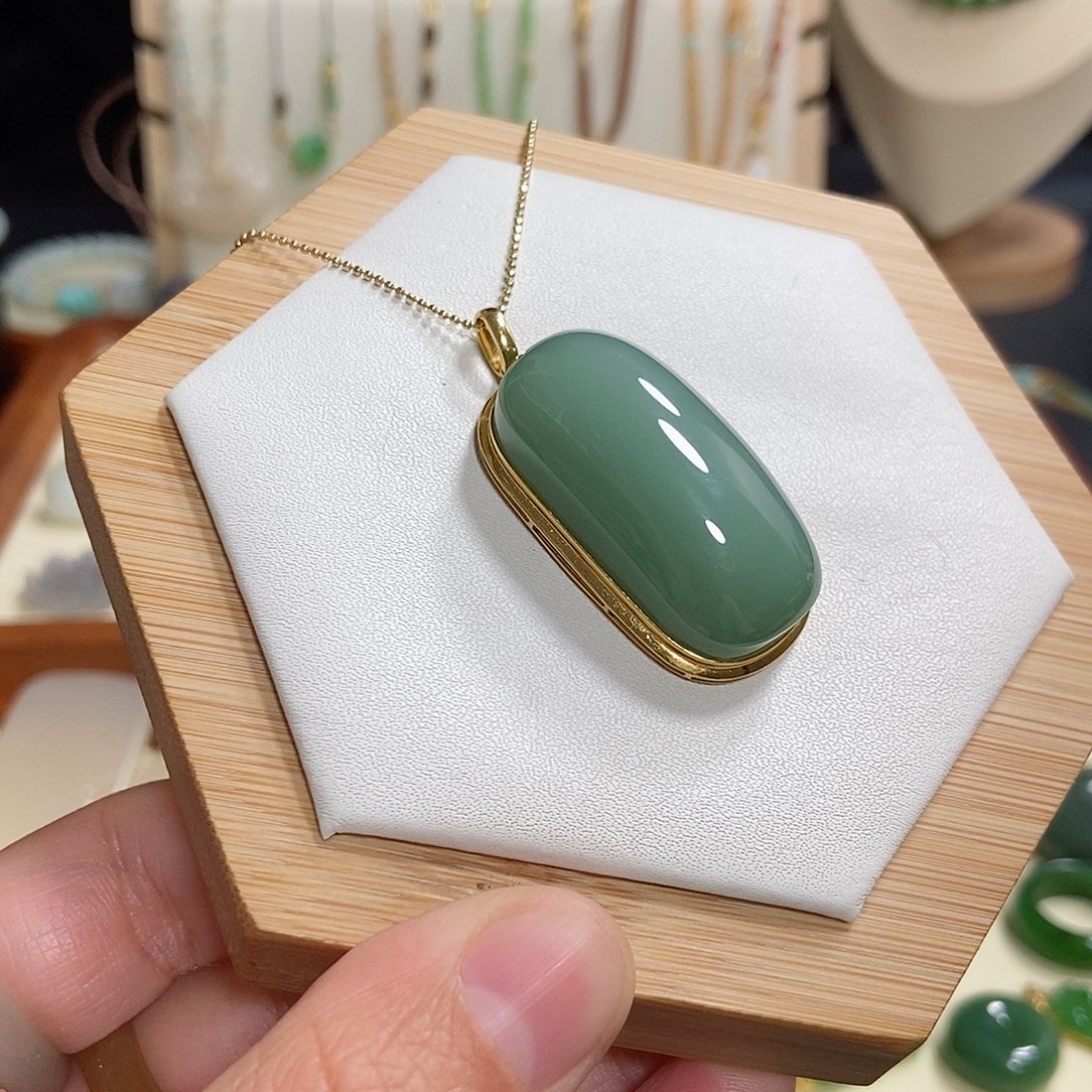 和田玉吊坠(赠链)18K金镶嵌