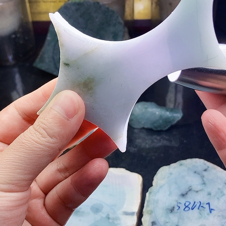翡翠未镶嵌颈饰毛料17