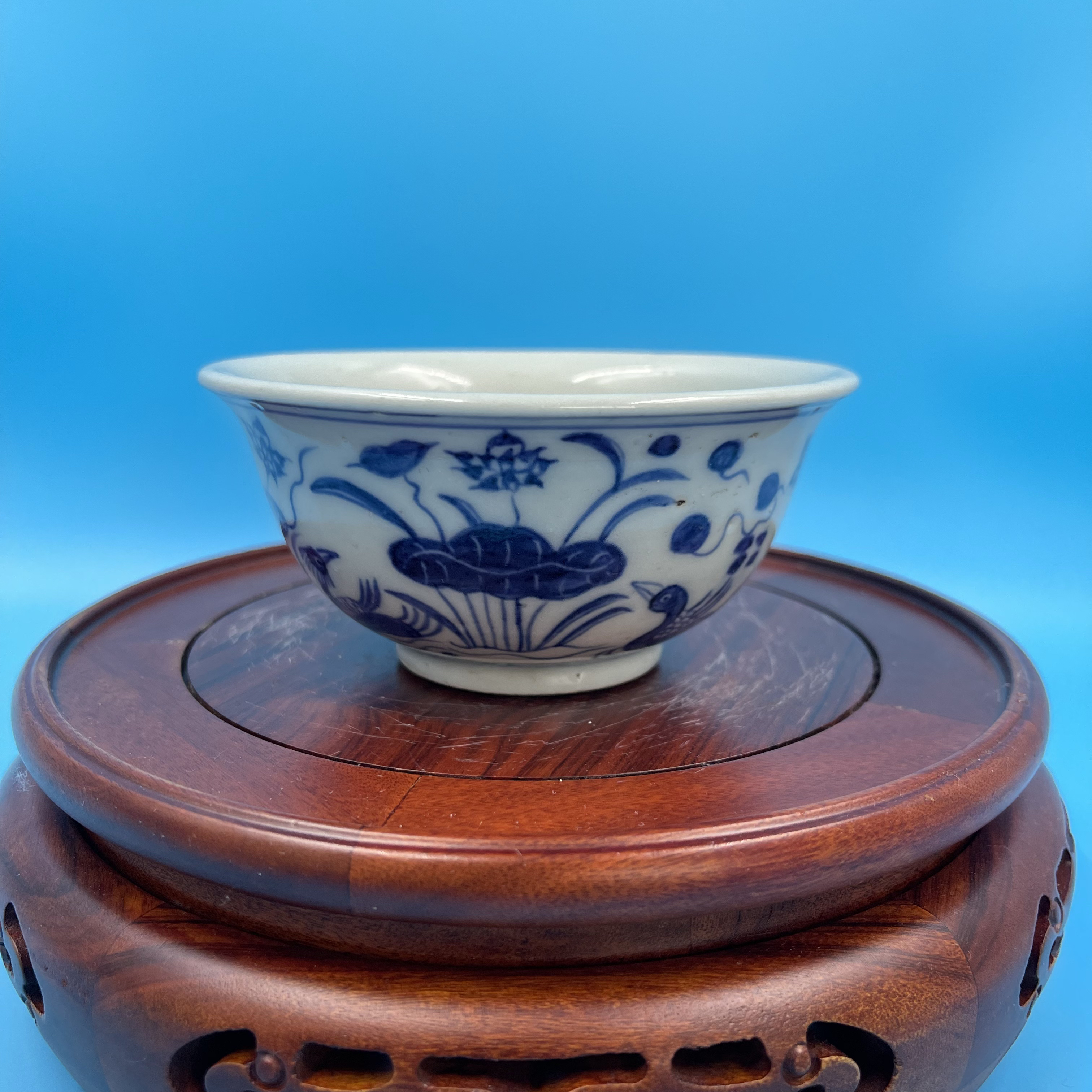 青花莲池鸳鸯杯  尺寸：高5公分 口径11公分 