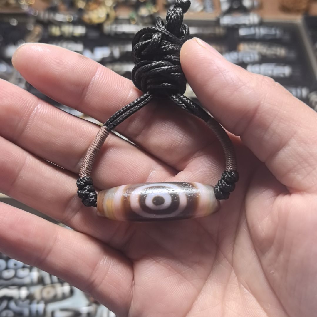 只买单纯的吊坠，没带链子，属的性质。非金属材料