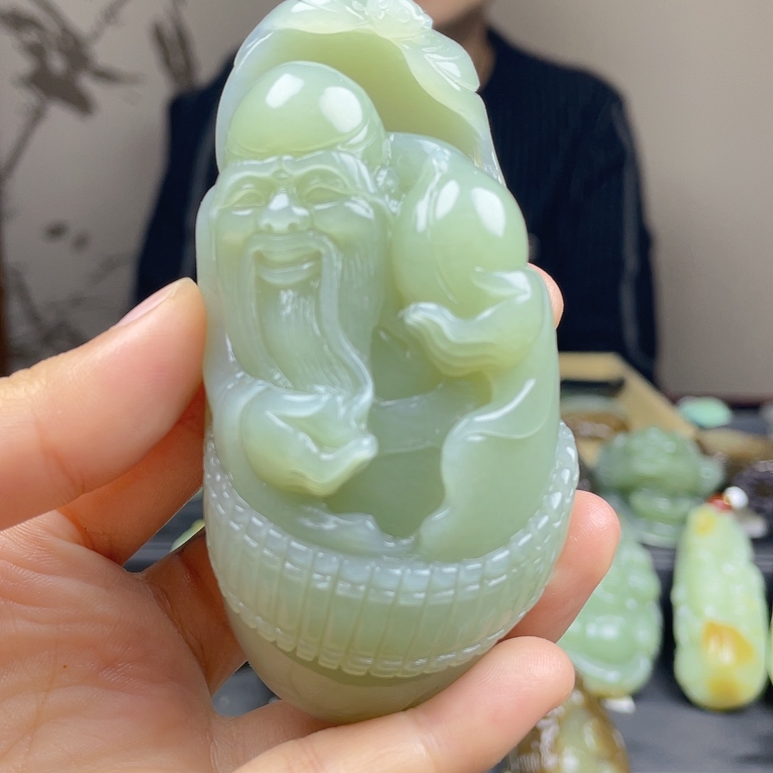 行***者和田玉未镶嵌颈饰