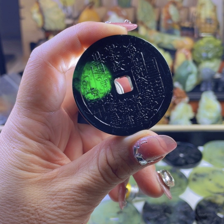 蛇纹石玉颈饰合金