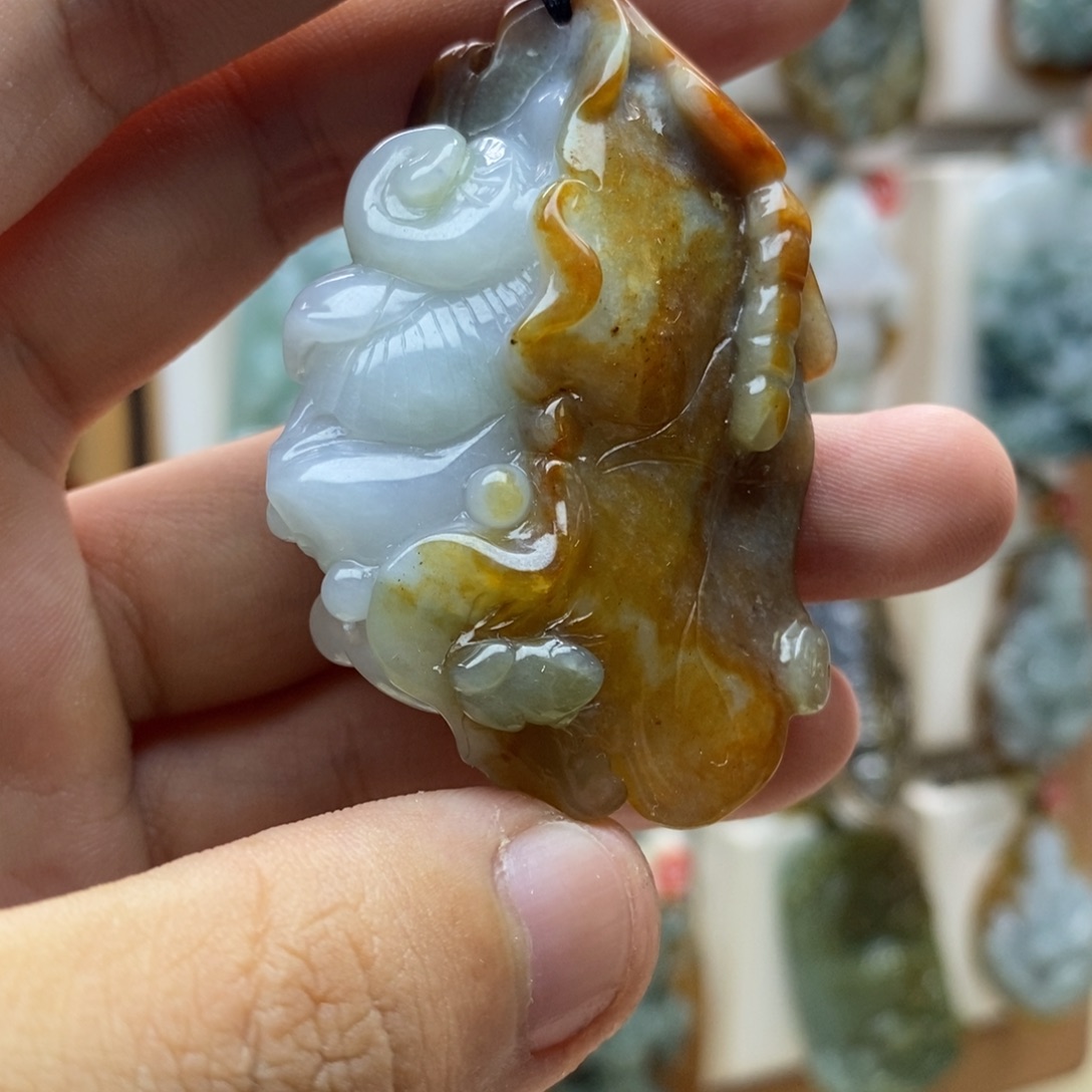 翡翠未镶嵌颈饰荷花