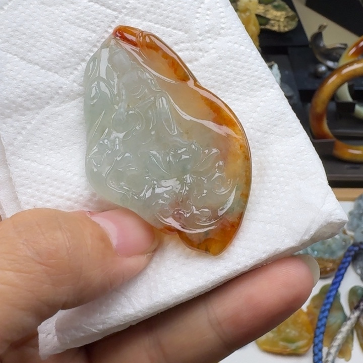 翡翠未镶嵌颈饰半**城观音
