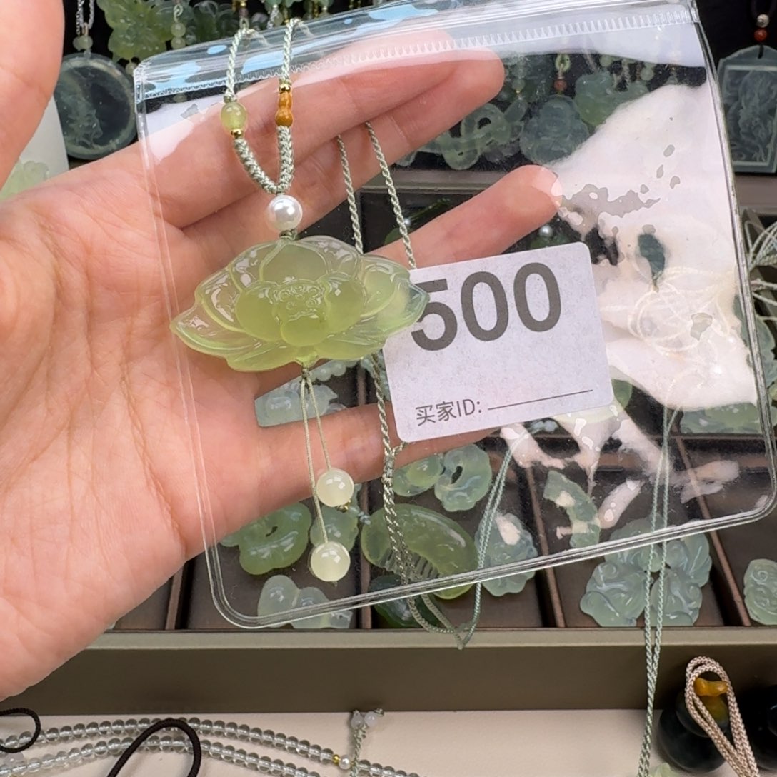 累***点蛇纹石玉未镶嵌颈饰