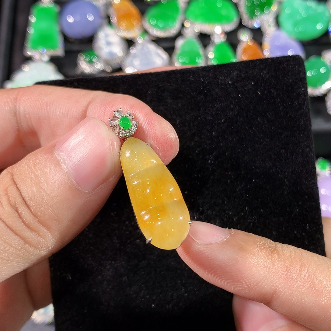 翡翠18K金镶嵌颈饰