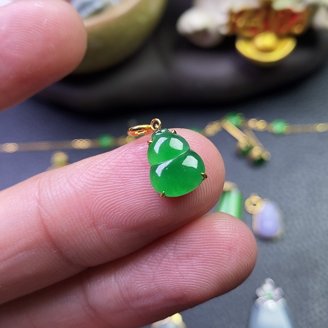 颈饰18K金镶嵌翡翠