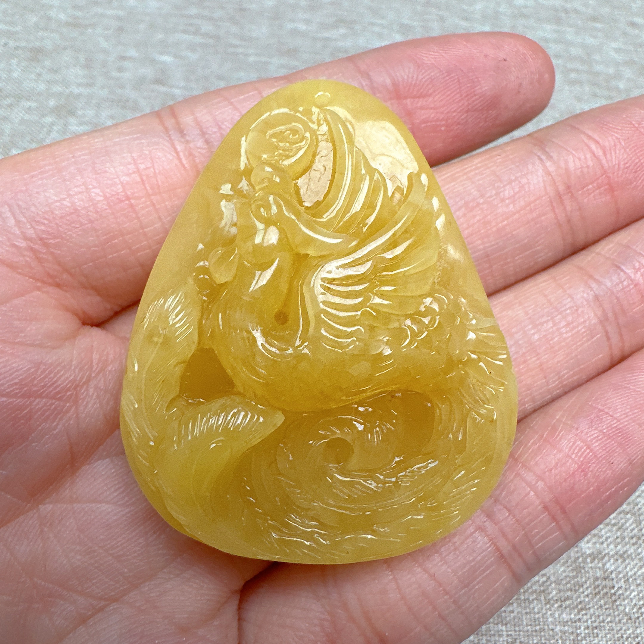 343-蜜蜡雕刻凤凰