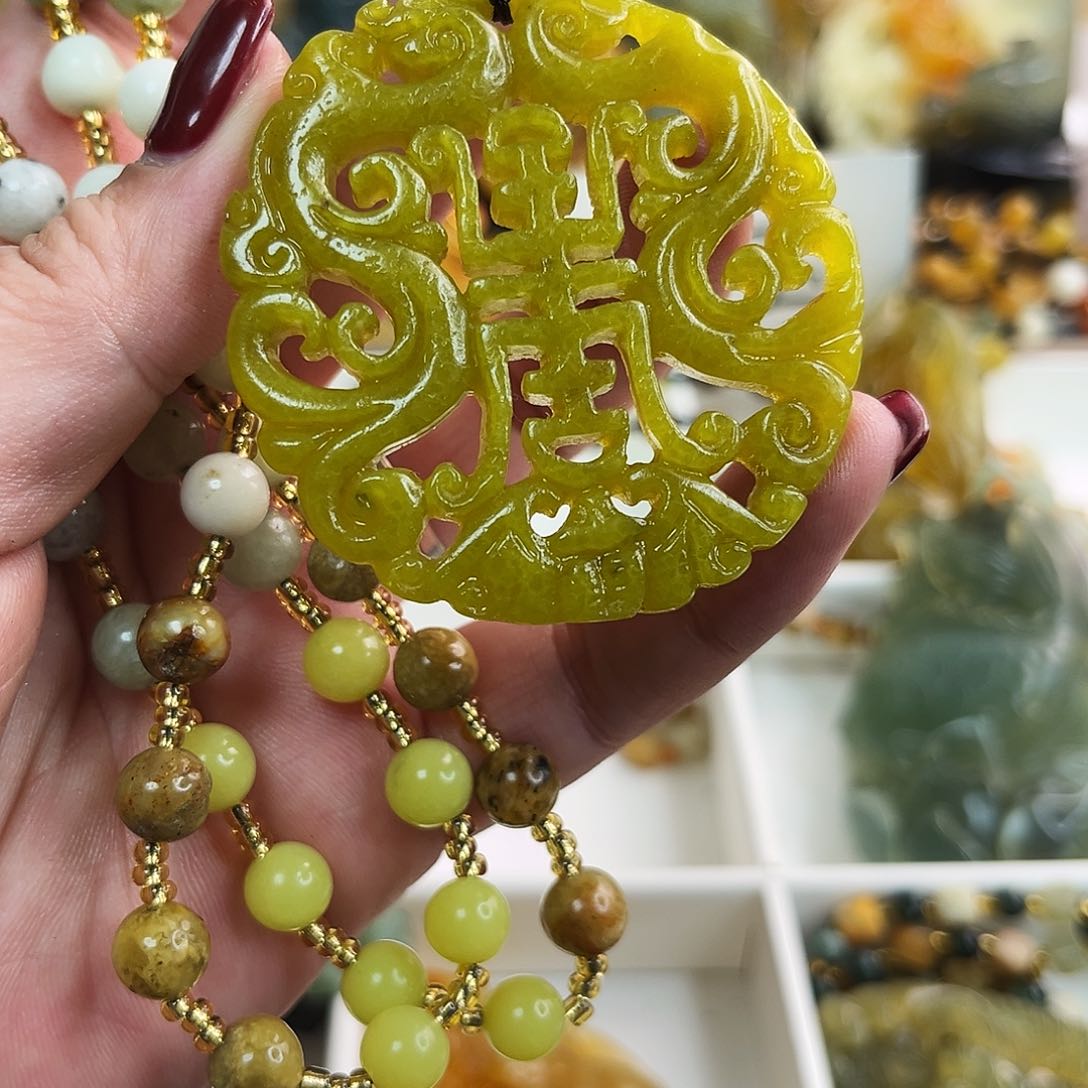 蛇纹石玉颈饰未镶嵌