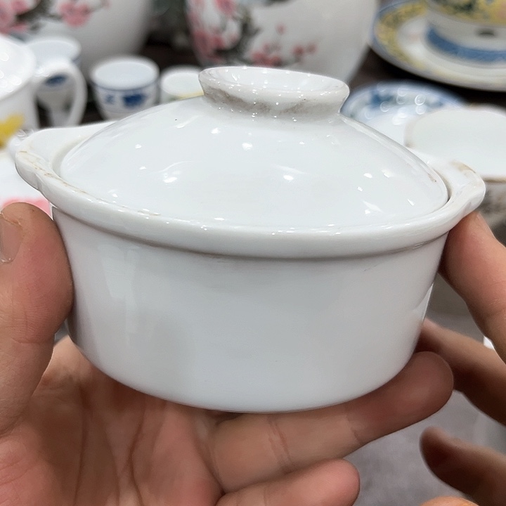 釉下五彩的瓷器和瓷器