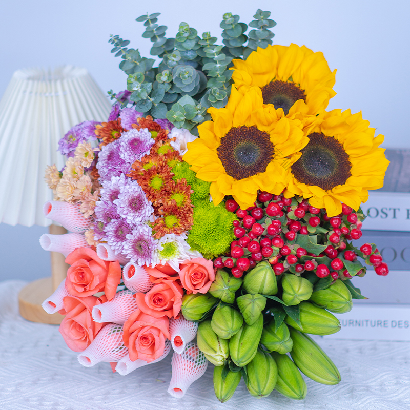 粉玫瑰1扎+香水百合1扎+红豆1扎+向日葵一扎+小雏菊一扎+配草5枝