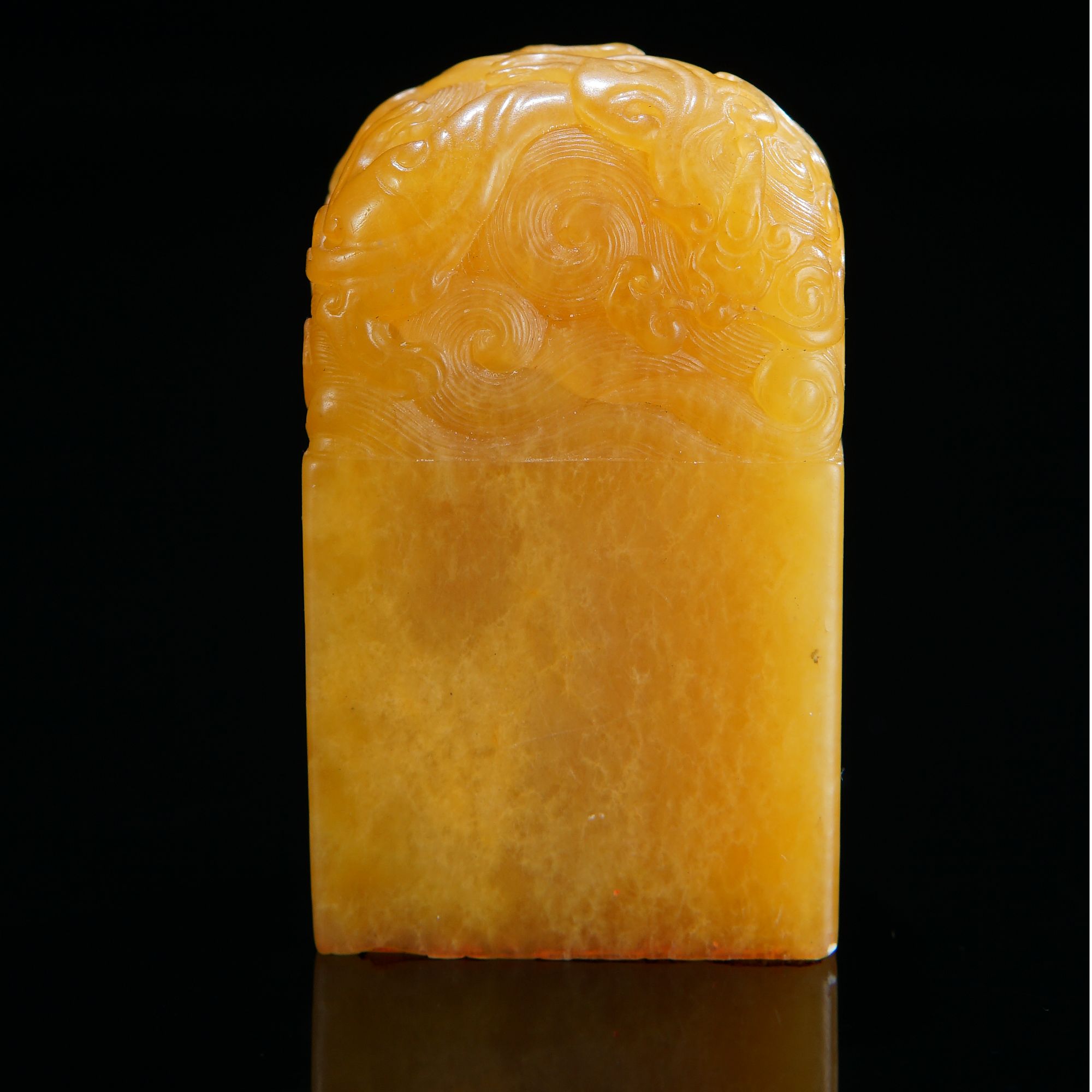 lot-030 寿山田黄石钮章 螭虎 70.2克 29.7*20.9*49.5