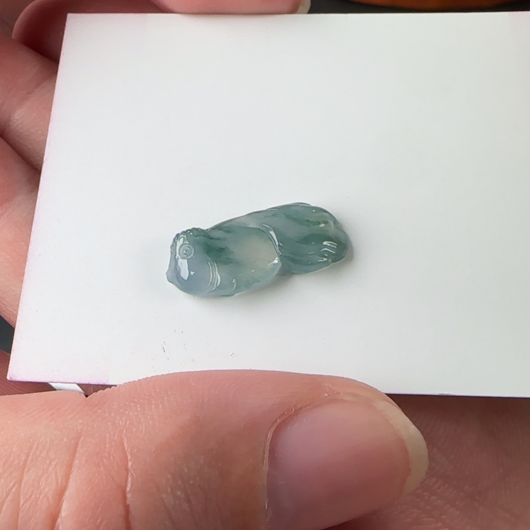 定制翡翠未镶嵌紫底飘花小鱼