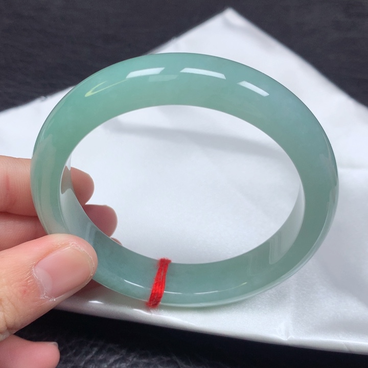 翡翠手镯未镶嵌。