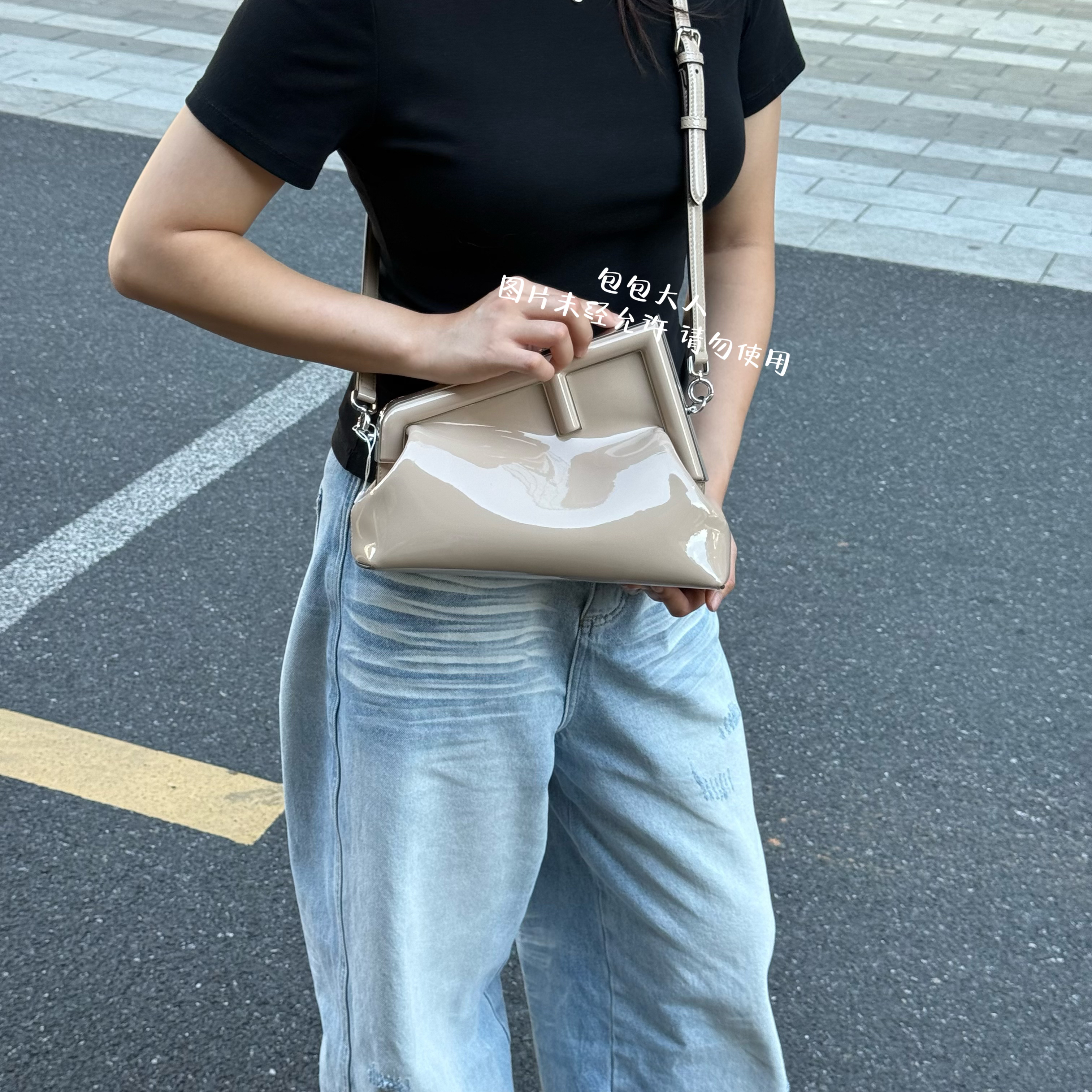99新 FENDI/芬迪 奶茶色中号漆皮First单肩包