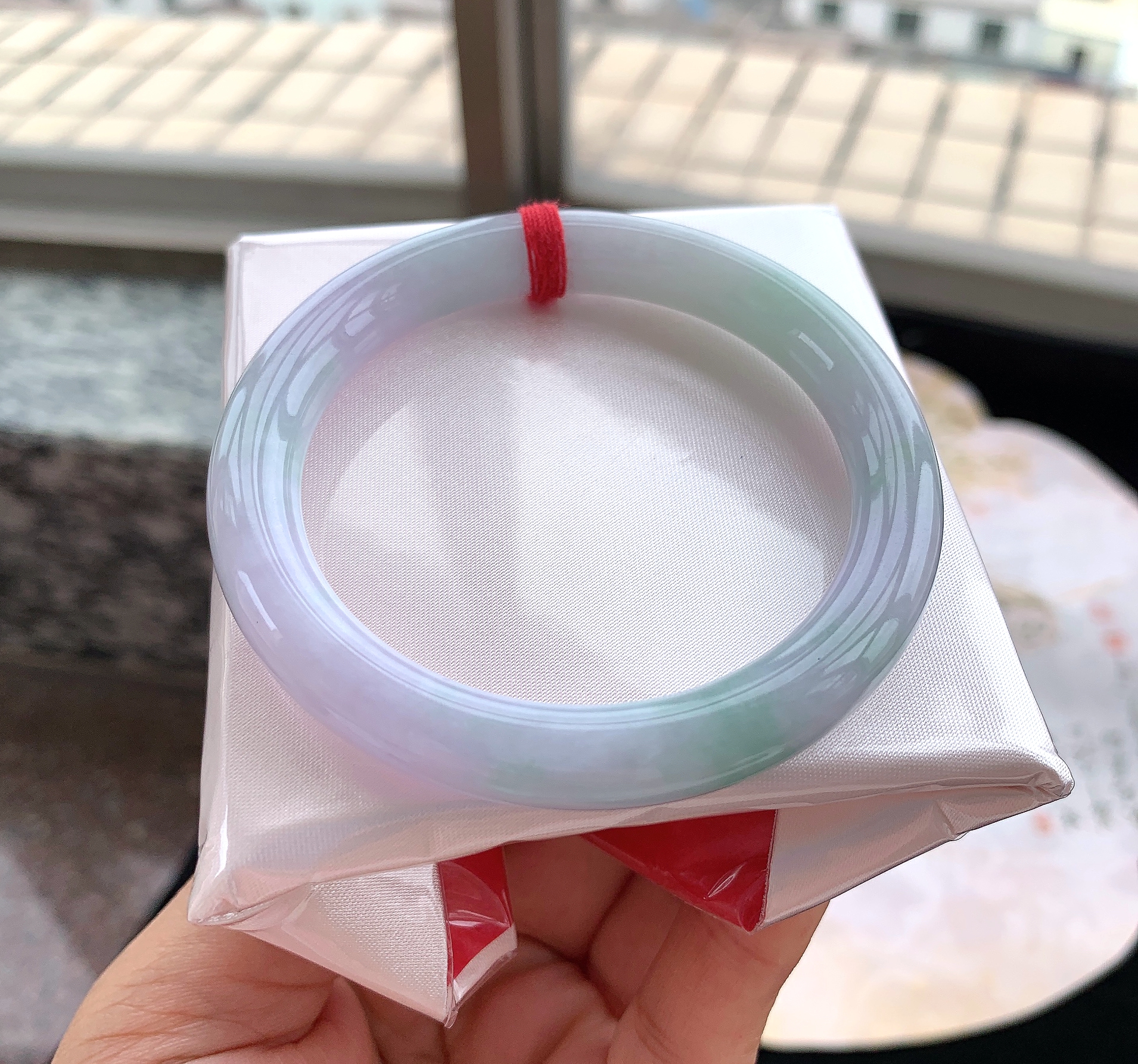 天然翡翠缅甸A货圈口54.4mm水润春彩飘绿圆条玉手镯春彩翡翠手镯