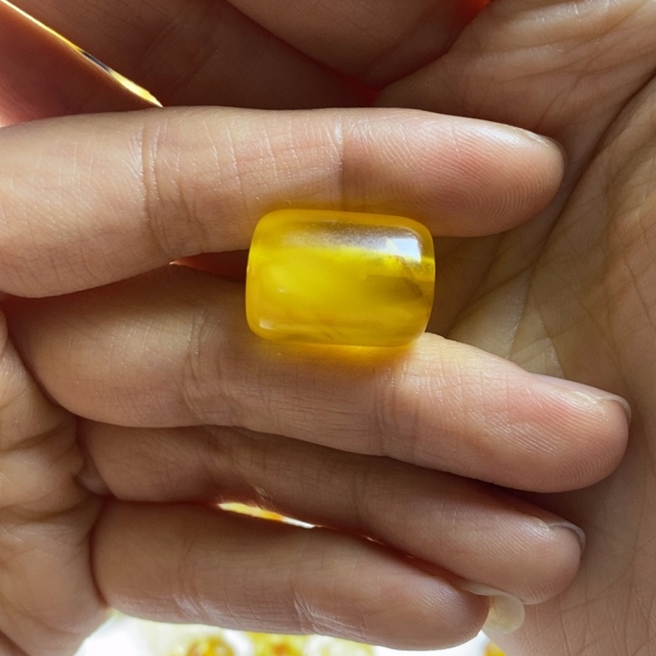 蜜蜡裸石未镶嵌吉***意尺寸13.9，瑕疵