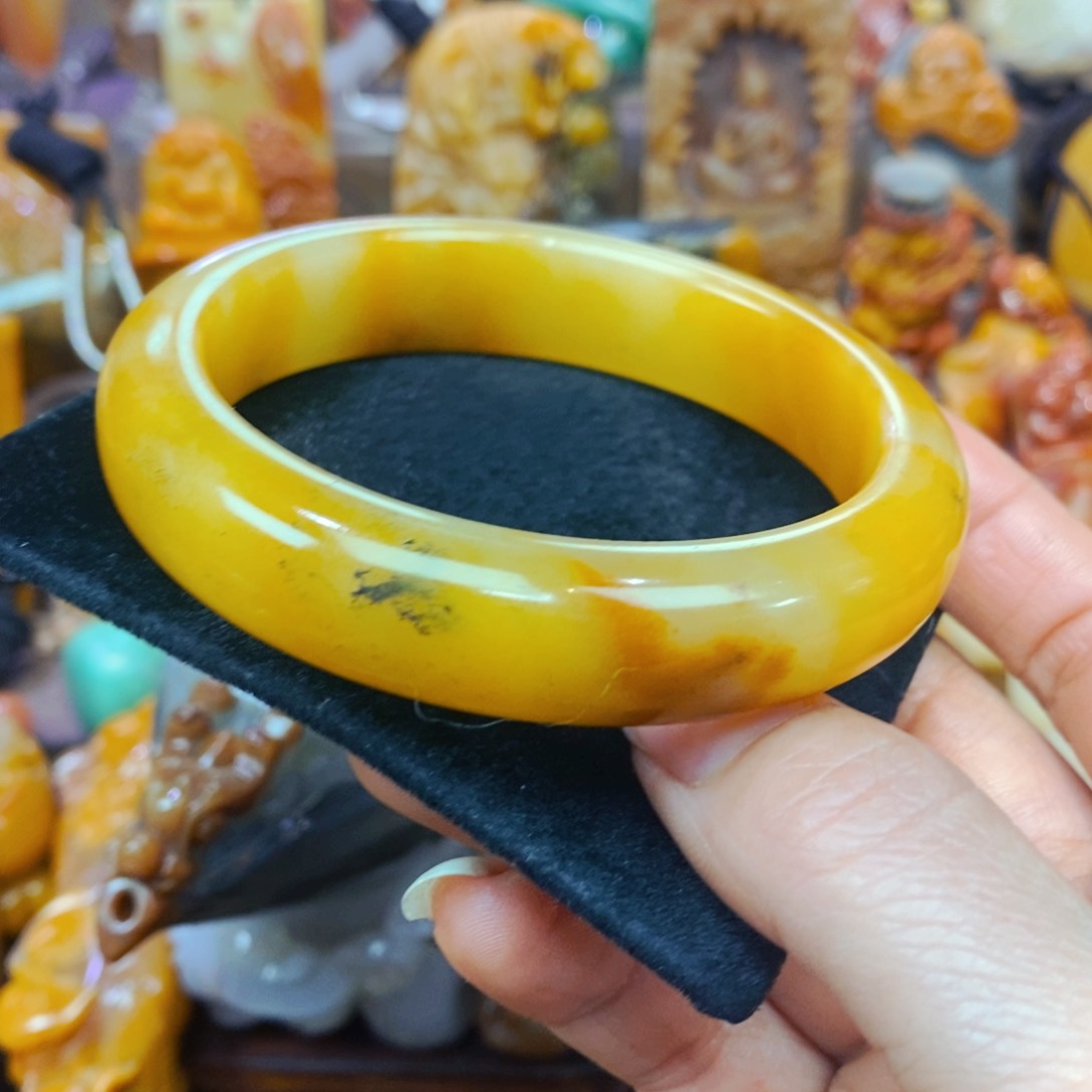 未镶嵌石英质玉（黄龙玉）颈饰