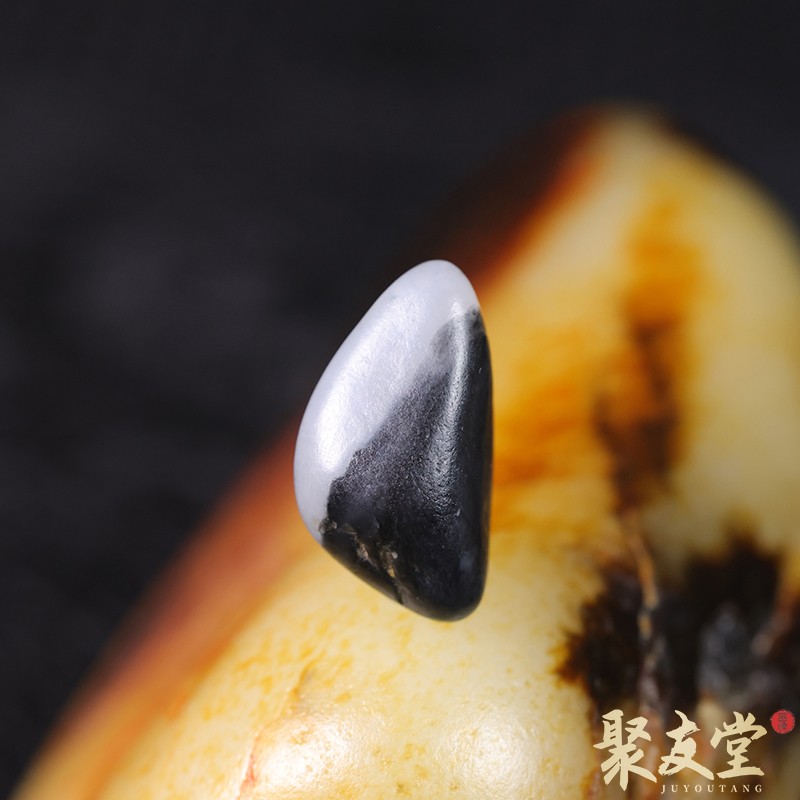 聚友堂王伟玉雕2克新疆和田玉籽料独籽青花白玉墨色原石吊坠