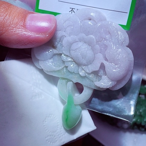 翡翠未镶嵌颈饰悠**满