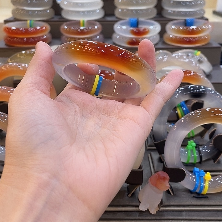 W***8玛瑙/玉髓未镶嵌手镯