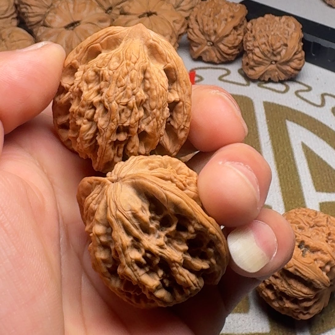 待***闲文玩核桃吊坠虎头